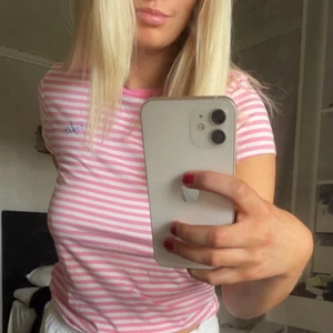 Rosa randig  - Säljer en jättesöt rosa randig tröja köpt i USA 😊 tröjan är i XL i barnstorlek men skulle säga att den motsvarar en xs-s