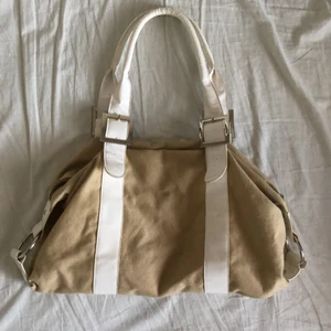 Väska - Mått 45x25cm. Justerbara band. Stängs med dragkedja. I använt skick. Fraktinfo står nedan 