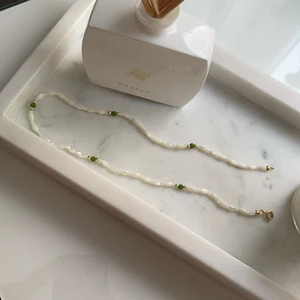 PärlHalsband - Ett nätt och gulligt pärlhalsband. Med vita skimmriga pärlor. 