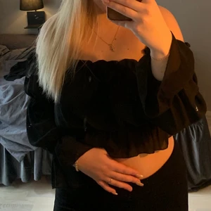 Kroppad blus - Fin festblus med off sholuder och vida armar.