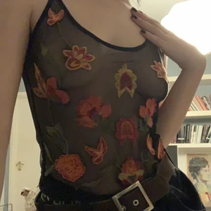 Mesh body - Body med blommor på. Osäker på märkte men tror det är bershka. 