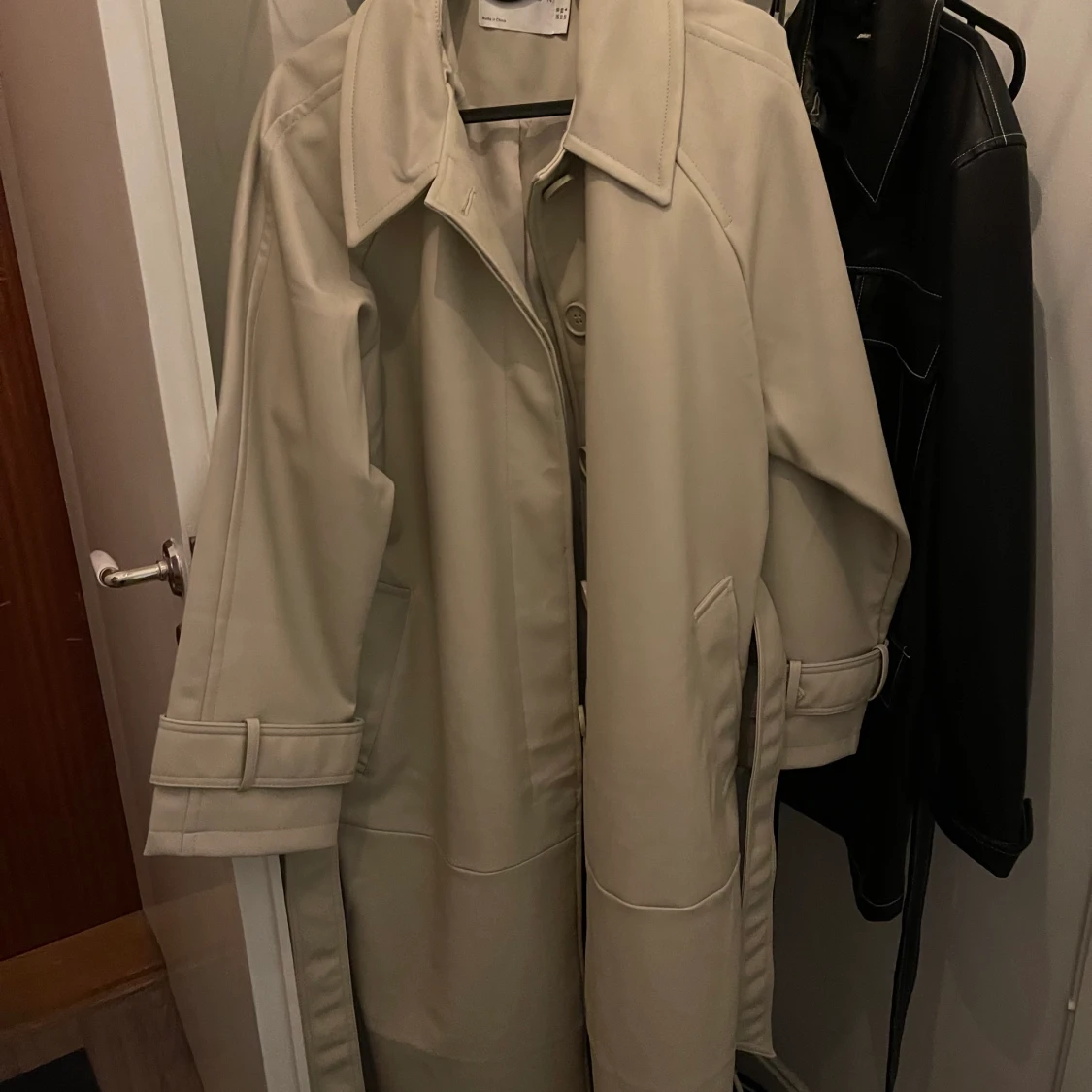 Biege trenchcoat i läderimitation, stl38 - 91