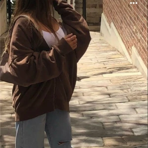 Brandy Melville Hoodie - Första två bilderna är lånade av pintrest!! Superfin och trendig brun Brandy Melville hoodie köpt i stockholm i affären. Vet inte riktigt vad det är för storlek på den men den passar som L. Nypris var 400:-🥰