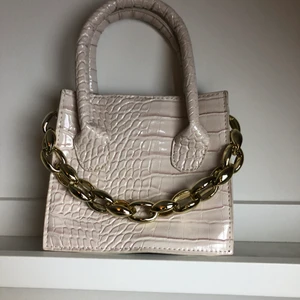 Väska - En liten handväska köpt utomlands, aldrig använd!💗