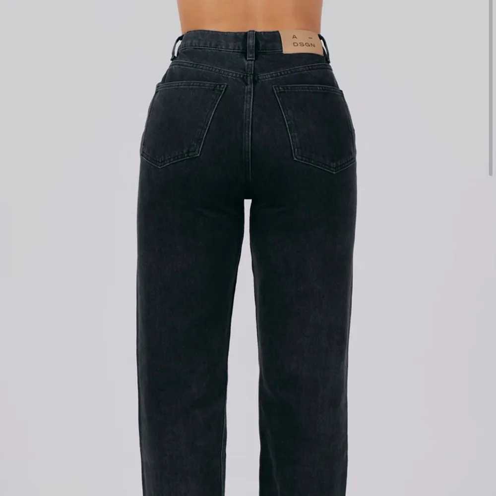 Säljer mina jeans i färgen washed black från alice stenlöfs varumärke Adsgn!! Helt nya, säljes då dom är för stora för mig💕 Storlek M, nypris 699kr. Jeans & Byxor.
