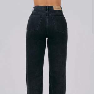 Säljer mina jeans i färgen washed black från alice stenlöfs varumärke Adsgn!! Helt nya, säljes då dom är för stora för mig💕 Storlek M, nypris 699kr
