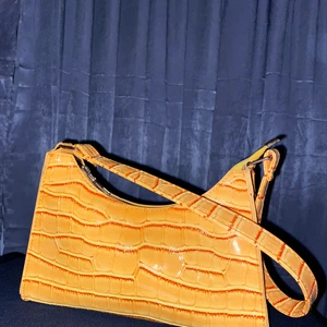 Axelväska  - Säljer min axelväska eftersom att det inte direkt är min stil, hoppas någon kan piffa upp sin outfit med denna ist. Aldrig använd och är i bra skick 