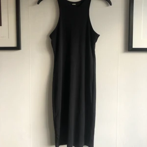 Klänning från Bikbok - Säljer en bodycon-klänning från Bikbok i storlek small (liten i storlek, som xs). material: 93% polyester och 7% elestan! Använd en gång, så skicket är som nytt! Snyggt till boots och oversize kavaj✌️