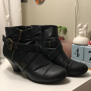 Svart skor med klack. - Skorna är i storlek 40. Ganska slitna, men går såklart att andvända. Dem är repiga vid tåspetsarna och har sprickor.(visas på bilderna) Jag tar 50kr för dem. Men priset kan diskuteras.