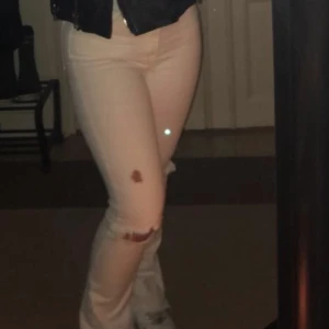 Vita Jens - Ett par jätte fina vita jeans med slits från zara, dom är klippta då dom var lite för långa på mig ( är 169) 