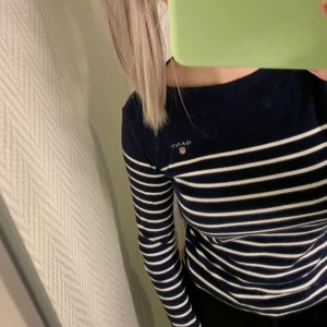 Randig tröja från gant - Säljer denna randiga tröja i vitt och marinblått från Gant. Säljer pga för liten för mig men skulle säga den passar en xs