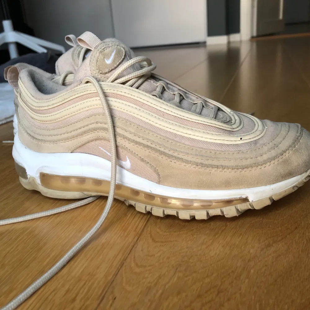 Ett par nike air Max 97 i storlek 38,5, bra skick! Köparen står för frakten🙌. Skor.