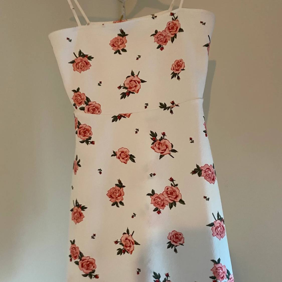 Vit klänning med blommor - 90