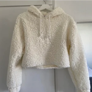Croppadhoodie  - Vit croppadhoodie från chiquelle, aldrig använd bara provad 1 gång! Storlek xs men passar mig som har s.