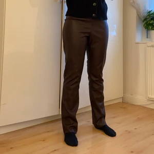 Skinnbyxor från Carin Wester - Snygga skinnbyxor från Carin Wester i färgen mörklila. Skinnbyxorna är i storlek 40, men passar en S om man vill att de ska sitta lite mer pösigt, jag på bilden är 158 cm. Skinnbyxorna är i mycket bra skick! 