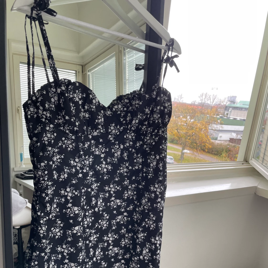 Svart blommig klänning