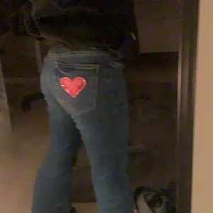 coola jeans - säljer dessa y2k jeans jag gjorde själv använde lim så om de lossnar lite använd lim till de då💋