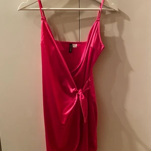 Rosa klänning  - Rosa miniklänning från H&M. Endast använd en gång så den är i väldigt fint skick. Kan mötas i Stockholm eller skicka. Frakt 66kr spårbart 💗