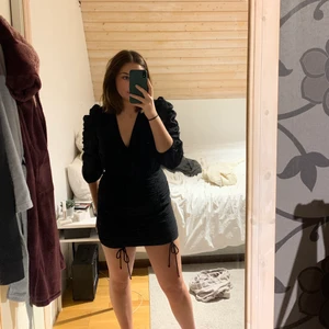 ginatricot klänning - En jättefin helt oanvänd klänning från Ginatricot där ens former verkligen framhävs på ett fint sätt!✨ nypris var 399kr och prislappen är fortfarande kvar, tror den här klänning inte säljs längre. Säljer pga den kommer inte till användning 💕