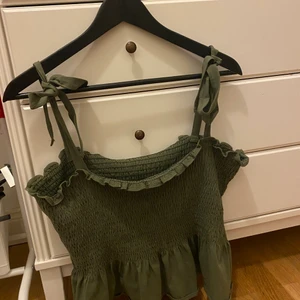 Söt topp med volang  - Söt topp med volang ifrån hm. Strl L men passar även M. 40kr +frakt. 