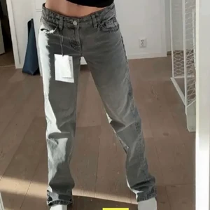 Gråa lågmidjade jeans💕 - Gråa lågmidjade vida jeans från Esprit. Första bilden är lånad💕💕 