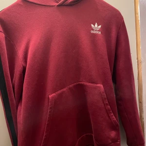 Adidas hoodie  - Knappt använd 