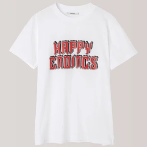 T-Shirt Ganni Happy endings  - Supersnygg vit T-shirt från Ganni!! Jättefint skick. Storlek M, men de är ganska små i storlek, så passar en S lika bra. Skicka meddelande vid frågor ✨💛