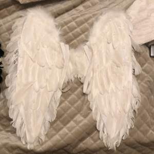 Fina vita ängel vingar, köpta från partyland