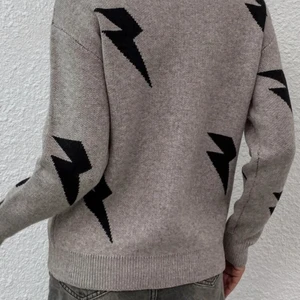 En jätteskön stickad tröja!  - En tröja med blixtar super härlig färg. Och jättebra material. Frakten är 60kr😊 har bud på 200+frakt!