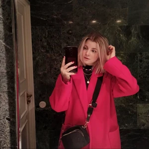 Rosa kappa med skärp - Köpte denna fina kappa i vintras för att synas i märket💗 men har tröttnat på färgen och vill sälja den till någon som gillar rosa🥰⚡️ storleken är 40 på kappan, vilket är oversize för mig som brukar ha 36/38