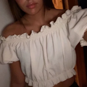 Cremefärgad volangtopp  - xs