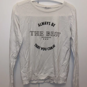 En fin vit tröja strl:S - Jätte fin tröja, passar till alla årstider!