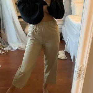 Byxor - Denna byxor säljer jag från Weekday. Jättesnygga till ett par klackskor och en topp. Om man är storleken S i midjan så funkar dessa oxå 