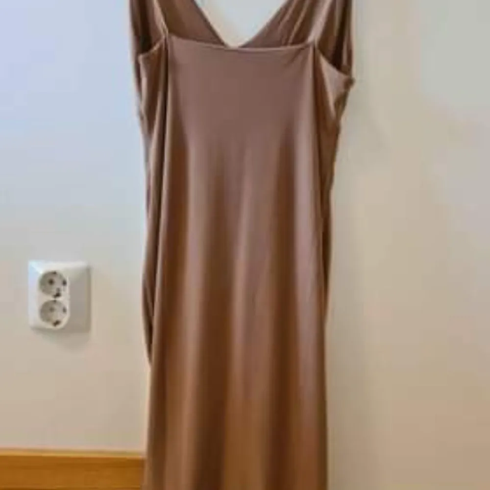 Figursydd klänning från Rebecca Stella i brun nude färg strl M som även passar S. Klänningen är använd vid ett tillfälle.. Klänningar.