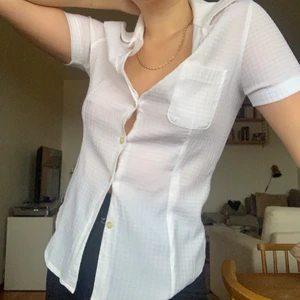 Retro blus - Retro blus som jag har köpt second hand som jag aldrig använt pga för liten, dock skitsnygg under stickade västar och tröjor. Perfekt att bygga lager med till sin outfit!