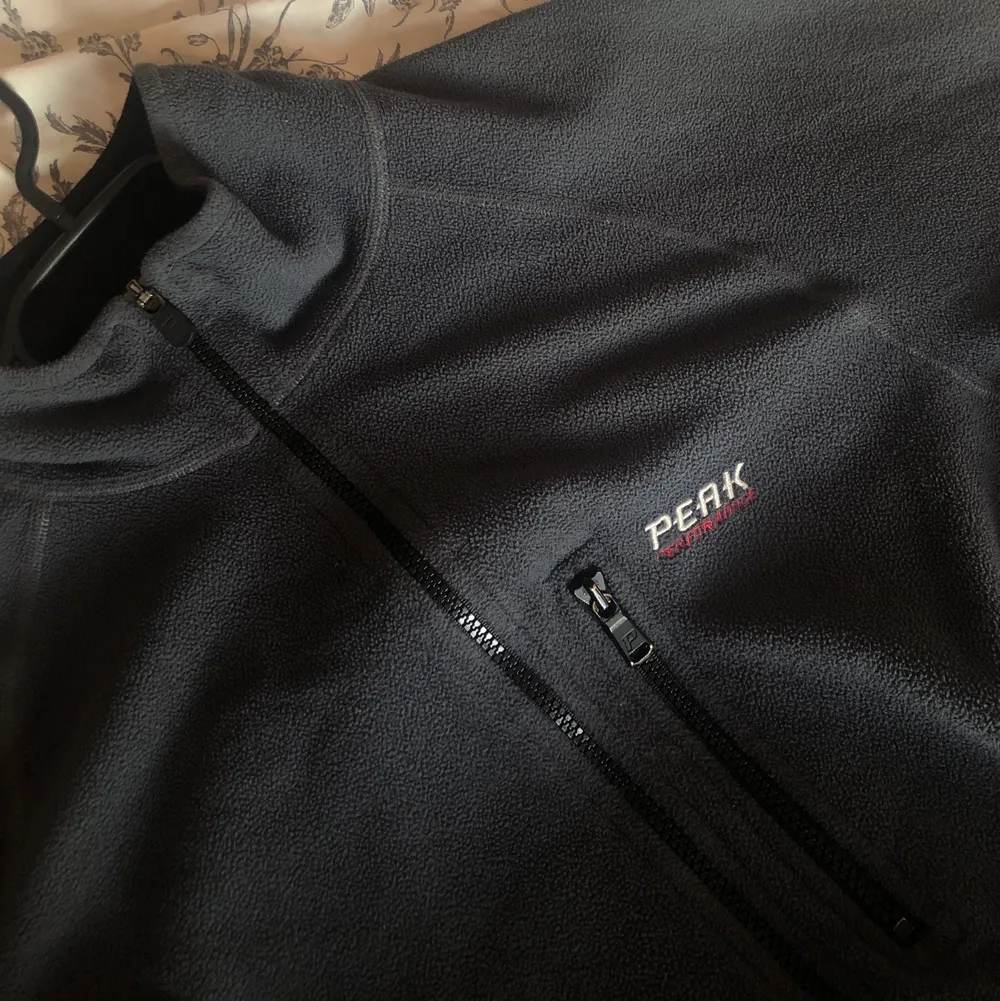 säljer min gråa vintage peak performance fleece zip up, den är storlek xL men sitter lagom oversized på mig som är s/m i toppar💕 säljer för 340+ frakt💕💕🤝. Hoodies.