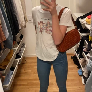 Gina T-shirt  - Detta är en jättefin T-shirt som inte riktigt är min stil och som inte kommer till användning. Denna tröja är från Gina tricot och jag tror att den kostade ca 150 minns inte riktigt då jag köpte den i somras. Vid mer info fråga i kmt eller privat!🤍 Stl 164/XS/S