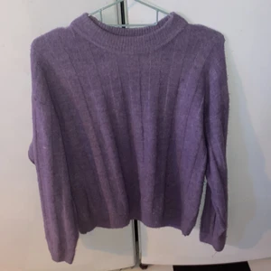 Stickad tröja  - Säljer denna stickade tröjan från Monki i strl Xs. Använd ett fåtal ggr. Obs: den andra bilden är lånad. Hör av er om ni är intresserade💕