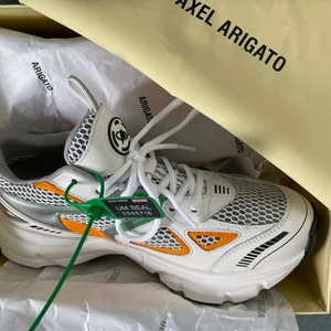 Skor - Sjukt trendiga skor från Axel Arigato. Aldig använda, box och dustbag med följer. Slutsålda på hemsidan. Frekt tillkommer. 