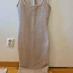 NYTT! Festklänning nude från Nelly stl S - NYTT! Knälång figursydd festklänning i nude från Nelly i strl S.