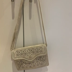 Väska - En fin liten väska som är ställbar i axelbandet, köpt i somras och inte använd