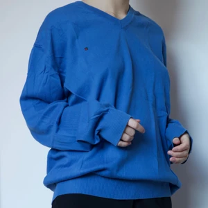 OVERSIZED BLÅ TRÖJA - Oversized långärmad tröja. Passar S-L.