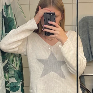 Tröja med stjärna på - Säljer min stickade vit/ beiga tröja med grå stjärna på. Den är v-ringad och jag själv gillar ej sånna tröjor så säljer därför! Kan mötas upp men kan också frakta men då står köparen för frakten! Fraktkostnad bestäms senare! Tvättas innan jag fraktar! Pris kan diskuteras!⚡️