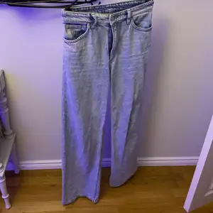 Jeans köpta begangnat i storlek 27, en liten slitning längst ner men inget man lägger märke till. Köparen står för frakten