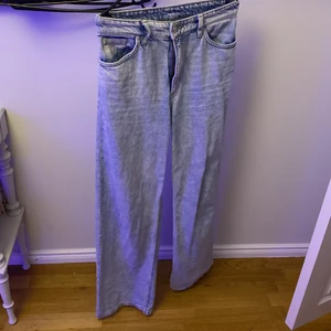 Jeans i storlek 27 - Jeans köpta begangnat i storlek 27, en liten slitning längst ner men inget man lägger märke till. Köparen står för frakten