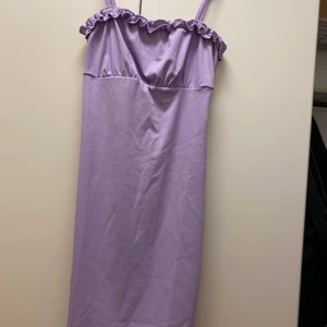 Klänning  - Röd 100 kr svart 100 kr lila 100 kr 