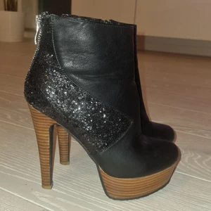 TIAMO - Högklackade skor från TIAMO strl 38. 