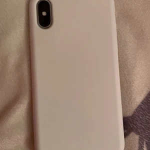 iphone x skal - säljer detta super fina vita iPhone x mobilskal. aldrig använt så är helt i nyskick. 40kr plus frakt!