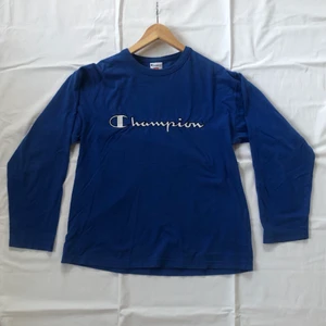 Champions tröja - Blå champion tröja ja köpt på humana 2019, tröjan är väl använd men är fortfarande i bra skick. Avslappnad passform (dm för fler bilder💗) förestå pris i dm.