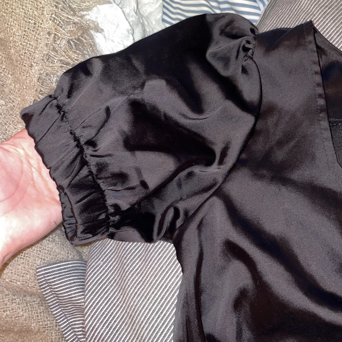 Svart satin topp - 91